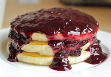 Easy Blackberry Syrup Recipe Recipe - Lauren's Latest Back In The Day Bakery, Blackberry Pancakes, Cornmeal Pancakes, Blackberry Syrup, 30 Minute Meals Easy, Blueberry Syrup, Homemade Buttermilk, Syrup Recipe, Sweet Sauce