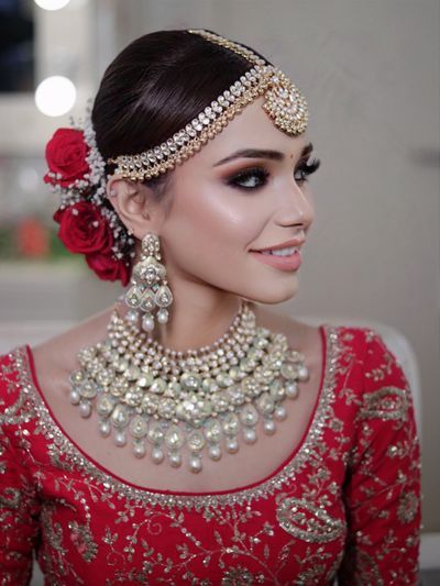 Photo of A bride in a silver lehenga wearing light, nude makeup. Latest Bridal Makeup, Bridal Hairstyle Indian Wedding, Indian Wedding Makeup, Indian Bride Makeup, Bridal Trends, Bridal Makeup Images, Best Wedding Makeup, Indian Bridal Photos, Iqra Aziz