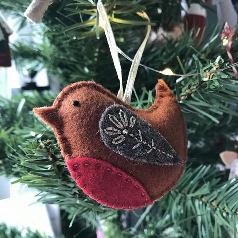 Robin Felt Decoration, Robin Christmas Decoration, Embroidered Robin, Robin Decoration, Fabric Christmas Decorations, Robin Christmas, Felt Shapes, Baby Mobil, Christmas Windows