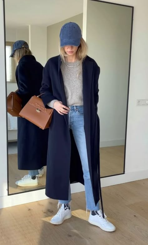 Navy Coat Outfit, Mantel Outfit, Sandal Tali, Estilo Indie, Skandinavian Fashion, London Outfit, Cold Outfits, Autumn Fits, Uni Outfits