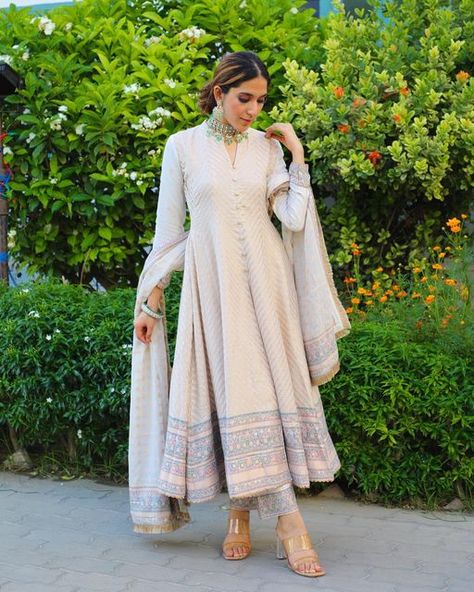 Modest Long Dresses, Traditional Wedding Outfits, White Anarkali, Motifs Design, Embroidered Anarkali, Anarkali Dress Pattern, Desi Fashion Casual, Beautiful Pakistani Dresses, Indian Dresses Traditional