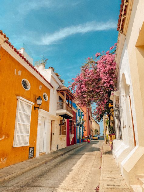 Calles de la ciudad amurallada antigua Outfits Cartagena, Colombia Aesthetic, Buyer Persona, Spring Wallpaper, Real Estate Logo, San Lorenzo, Urban Sketching, Free Time, New Mexico