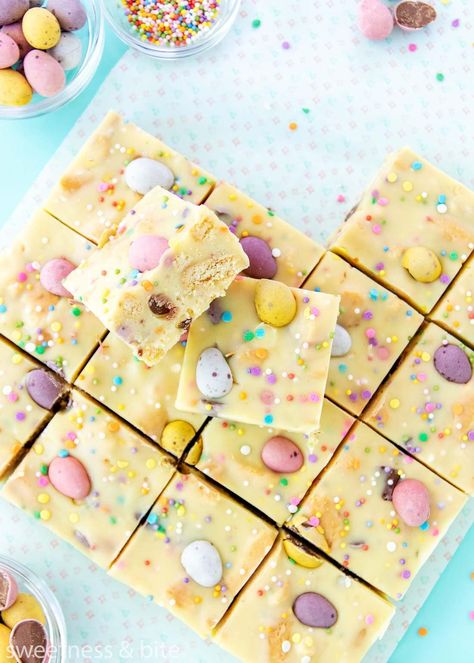 Easter Easy Baking, Easter Mini Eggs Recipes, Easy Easter Baking Ideas, Easter Slices Recipes, Mini Egg Treats, Mini Egg Desserts Easy, Mini Eggs Desserts, Easter Fudge Easy, Easter Treat Ideas Desserts