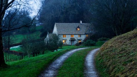 A Cotswold farmhouse mixes a calm colour palette with flourishes of pattern | House & Garden Calm Color Palette, Cotswold Villages, English Country Style, London House, English House, English Country House, House Garden, English Cottage, English Countryside