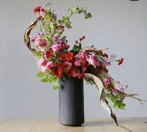 Contemporary Floral Arrangements, Contemporary Floristry, Cart Aesthetic, Tall Vase Arrangements, Flowers Arrangements Ideas, Hotel Flower Arrangements, Glass Decor Ideas, Luxury Flower Arrangement, Tulip Arrangement