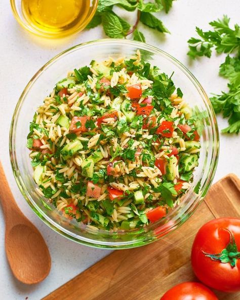 Healthy Orzo Tabbouleh Salad. Need recipes and ideas for easy side dishes? These tiny noodles add awesome texture to this classic and easy side. You'll need dry orzo pasta, olive oil, lemon juice, tomatoes, parsley, mint, cucumber and scallions. Veggie Mains, Middle Eastern Salads, Tabbouleh Recipe, Bulgur Wheat, Tabbouleh Salad, Easy Summer Dinners, Weekday Dinner, Veggie Meals, Herb Salad