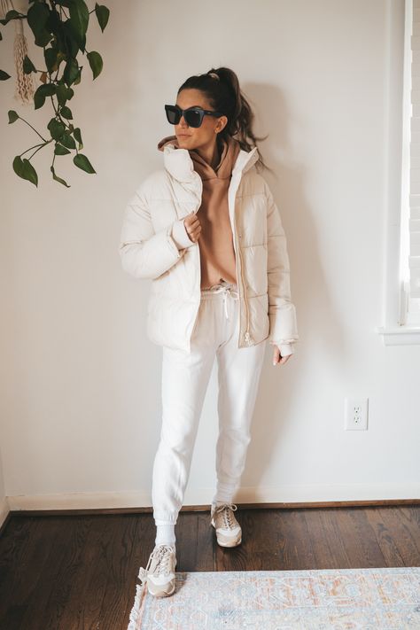 Six Ways To Style Joggers For Cold Weather - Stitch & Salt White Socks Outfit Sneakers, Crew Socks With Sneakers, White Joggers Outfit, White Socks Outfit, Black Joggers Outfit, Barcelona Outfits, White Crew Socks, Athleisure Street Style, Square Frame Sunglasses