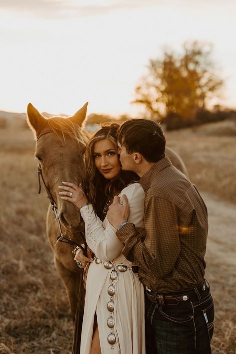 Western Engagement Dress, Couple Horse Photography, Horse Engagement Photos, Horse Wedding Photos, Western Engagement Pictures, Engagement Photo Shoot Beach, Western Engagement Photos, Montana Western, Horse Couple