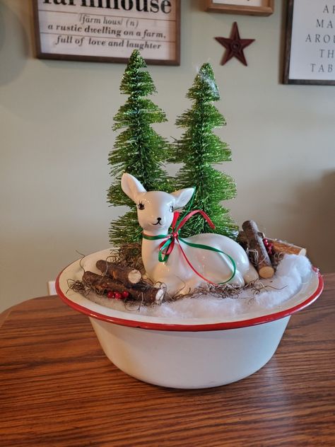 Enamel Bowl Christmas Decor, Christmas Collages, Primitive Christmas Decorating, Christmas Tree Decorating Ideas, Enamel Pan, Christmas Cabin, Tree Decorating Ideas, Christmas Diorama, Bottle Trees