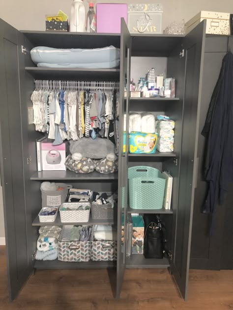 Newborn Organization Ideas, Baby Wardrobe Closet, Baby Nursery Closet, Baby Nursery Storage, Luxury Baby Clothes, Baby Closet Organization, Baby Delivery, Baby Corner, Baby Wardrobe