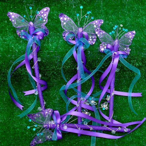 Princess Wands Diy, Diy Fairy Wand, Wands Ideas, Bolo Rapunzel, Princess Crafts, Fairy Garden Birthday Party, Princess Wands, Butterfly Birthday Party, Fairy Garden Party