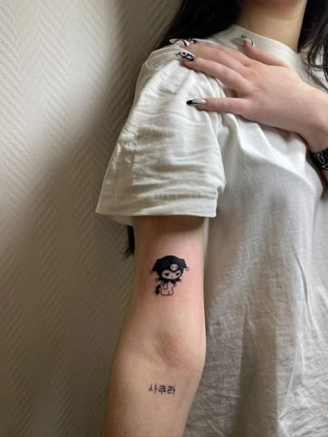 Love Handle Tattoo, Princesses Tattoo, Kuromi Tattoo, Tatuaje Hello Kitty, Cute Thigh Tattoos, Grunge Tattoo, Hand And Finger Tattoos, Hello Kitty Tattoos, Cute Little Tattoos