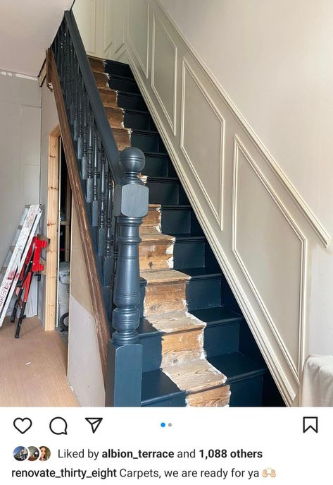 England Townhouse, Navy Hallway, Townhouse Aesthetic, Hallways Ideas, Hallway Panelling, Entrance Stairs, Door Hallway, Wooden Staircase Design, Stairs Hallway