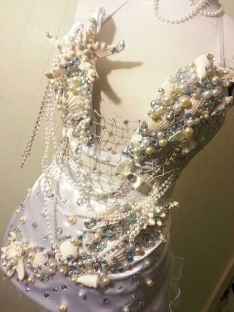 Ocean Goddess Costume, Diy Mermaid Shell Top, Ocean Pearl Aesthetic, Mermaid Core Fashion, Diy Siren Costume, Diy Mermaid Skirt, Siren Costume Ideas, Mermaid Diy Costume, Mermaid Costume Aesthetic