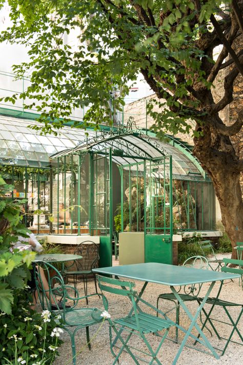 Le nouveau restaurant Rose Bakery a ouvert dans le jardin du Musée de la vie Romantique à Paris | Vogue Paris Montmartre Paris, Paris Chic, St Pierre, Paris Photography, Magnum Photos, Garden Set, Paris Travel, Bay Window, Paris France