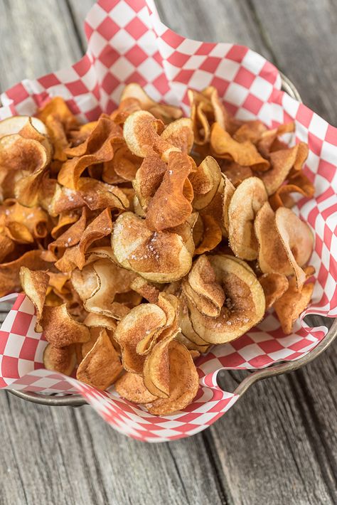 Skip the Snack Aisle and Make Spiralizer Potato Chips - Everyday Good Thinking Homemade Spiral Potato Chips, Spiral Potatoes Air Fryer, Spiral Potato Recipes, Oven Potato Chips, Homemade Potato Chips Recipe, Party Meals, Chips Potato, Spiral Potato, Chip Recipes