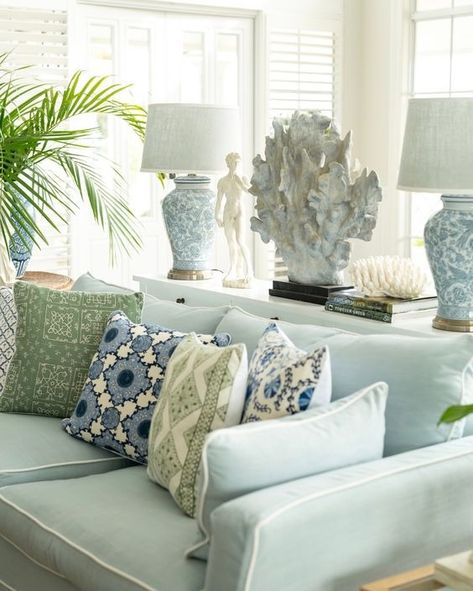 The Quintessential Guide to Hamptons-Style Homes Hampton Style Living Room, Hamptons Style Bedroom, Australian Hamptons Style, Hamptons House Interior, Hamptons Style Living Room, Coastal Hamptons Style, Hamptons Style Decor, Interior Textures, Look Work