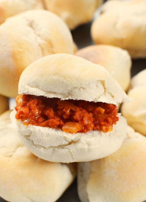 Best Portuguese Chourico Sandwiches Ever (Family Recipe) https://www.sizzlingeats.com/portuguese-chourico-sandwich/ Chorizo Recipes Dinner, Portuguese Dessert Recipes, Hand Pies Savory, Portuguese Desserts, Chorizo Recipes, Sausage Sandwiches, Spain Food, Ground Meat Recipes, Sunday Recipes