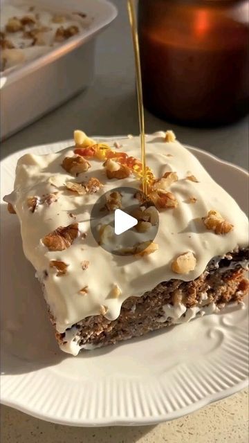 Healthy | Vegan | Recipes on Instagram: "Meal Preppable Carrot Cake Baked Oats 😍✨ recipe below!   By @georginaburgess_  Inspired by @dietitianrose ‘s incredible carrot cake baked oats reel ❤️   I am obsessed 🥕🥕🥕   This recipe serves 4 (ish) - in the video I halved it. Use an 8x8” (or similar) sized tin for the measurements below 🥰   - 2 bananas, mashed  - 2 cups oats  - 1 tbsp nut butter  - 1 carrot, grated  - 2 tsp cinnamon  - 1 tsp vanilla extract  - pinch salt  - 1 tsp baking powder  - 1 tbsp maple syrup or sweetener of choice (optional)  - 1-1.5 cups milk of choice  - 1/3 cup pecans or walnuts, chopped (plus more for topping)  - 1/3 cup raisins or sultanas  - Greek yoghurt - for topping   1. Preheat oven to 180C and mix together all of the ingredients and add to a lightly greased Carrot Cake Baked Oats, Carrot Recipes Dessert, Plantbased Recipes, Baked Carrots, King Food, Oat Cakes, Vegan Cookbook, Baked Oats, Carrot Recipes