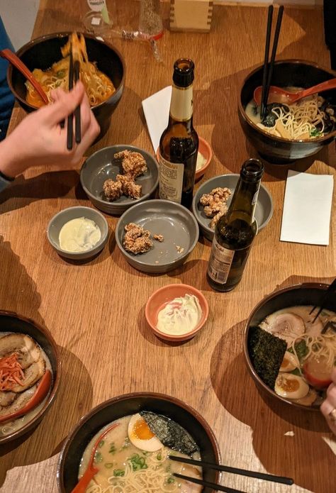 Noodle Restaurant Aesthetic, Japanese Food Restaurant Aesthetic, Japan Ramen Restaurant, Japan Aesthetic Restaurant, Aesthetic Ramen Pictures, Aesthetic Japanese Restaurant, Chinese Family Aesthetic, Japanese Family Aesthetic, Japanese Life Aesthetic