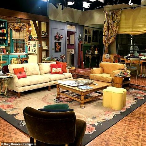 Friends Apartment Decor, Monica's Apartment, Monica Friends, Friends Apartment, Friends Reunion, David Schwimmer, Friends Series, Friends Wallpaper, Apartment Aesthetic