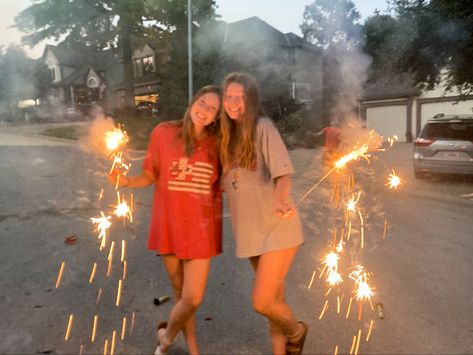 2014 4th Of July, 4th Of July Bsf Pics, 4th Of July Poses With Friends, Fourth Of July Inspo Pics, Fourth Of July Picture Ideas, Summer Break Aesthetic, 4th Of July Pictures With Friends, 4th Of July Photo Ideas, 4th Of July Instagram Pictures