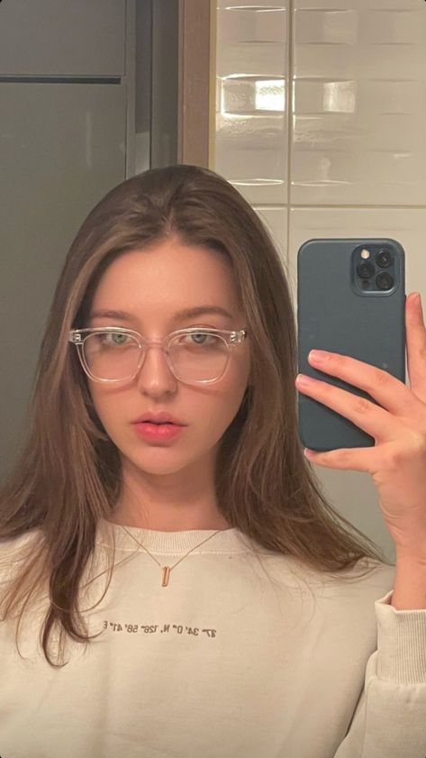 Abg Style Makeup, Best Lip Color, Makeup With Glasses, Unique Glasses Frames, Neutral Lip Color, Glasses Ideas, Angelina Danilova, Classy Glasses, Glasses Inspiration