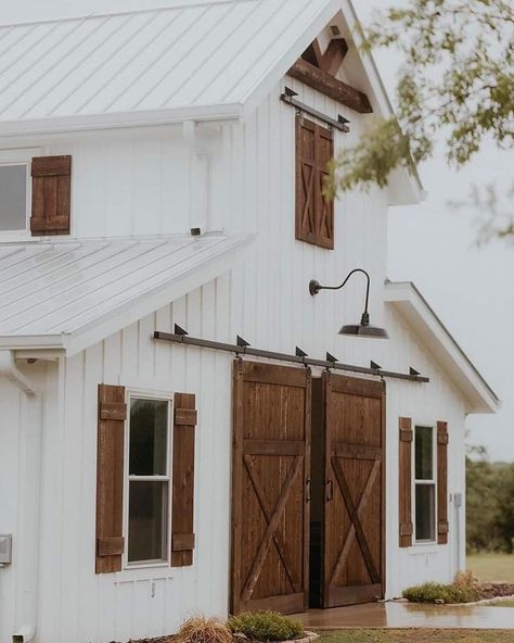 White Horse Stable, Small Livestock Barn, Small Horse Barn Ideas, White Barn House, Horse Barn Exterior, Equine Property, Small Horse Barn, Small Horse Barns, Livestock Barn