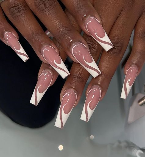 Nail Art Swirls Design, Trendy Summer Nail Designs 2024, Nude Nails Design 2024, Elegant Nail Designs 2024, Diy Nail Stand, Pink And Gold Nail Designs, Trendy Holiday Nails, Accent Nail Ideas, Black And Gold Nail Designs