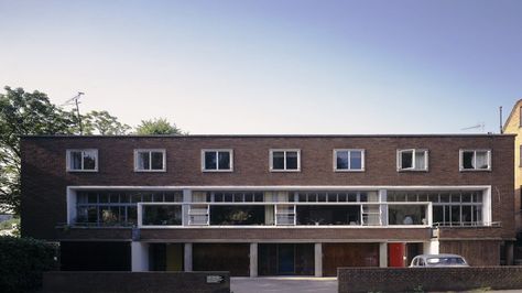 Visit 2 Willow Road, Goldfinger's 1930s Modernist home owned by the National Trust in Hampstead, London. British Houses, Modernist Home, Hampstead London, Southeast London, Home London, British Architecture, Modernist House, Modernist Architects, Hampstead Heath