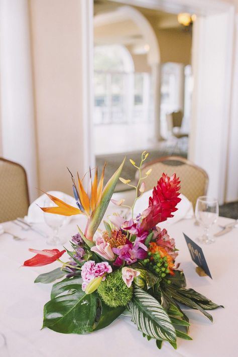 Tropical Tablescape Centerpiece Ideas, Indoor Tropical Wedding Reception, Tropical Floral Centerpieces, Hawaii Decorations, Simple Table Centerpieces, Tropical Event, Coastal Party, Round Table Centerpieces, Bird Of Paradise Wedding