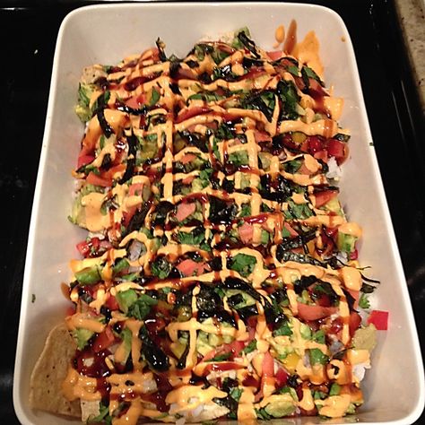 sushi nachos Sushi Nachos Recipe, Sushi Nachos, Sushi Ingredients, Diy Sushi, Homemade Sushi, Best Sushi, Nachos Recipe, Sushi Recipes, Chopping Block