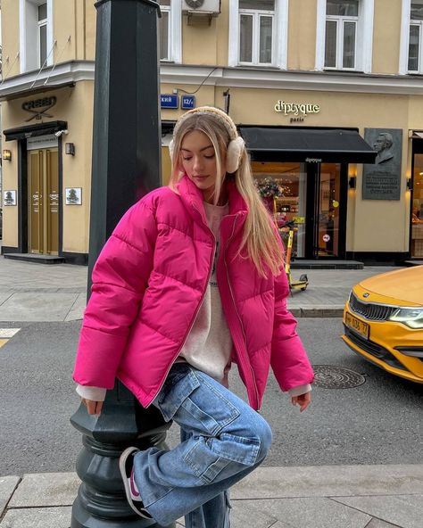 Hot Pink Jacket Outfit Winter, Pink Puffer Jacket Outfit Aesthetic, Pink Jacket Outfit Aesthetic, Puffer Jacket Outfit Aesthetic, Pink Puffer Jacket Outfit, Pink Cargo Pants Outfits, Dark Pink Jacket, Liza Rudkevich, Pink Jacket Outfit