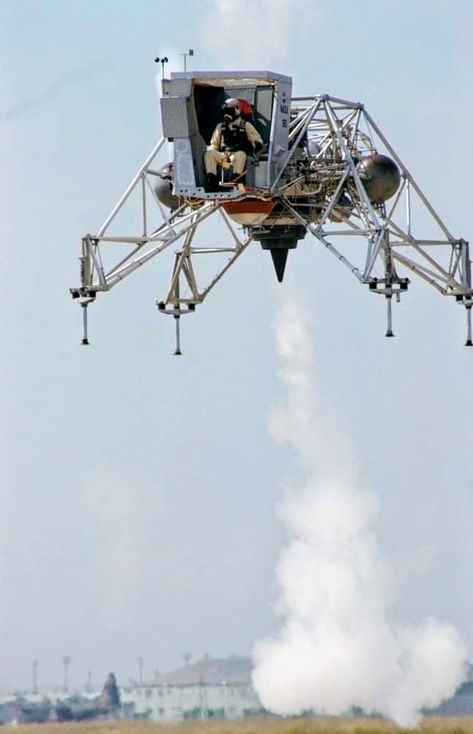 Pete Conrad up in the Lunar Lander Training Vehicle at Ellington Air Force Base. Moon Infographic, Apollo Space Program, Lunar Module, Lunar Lander, Lunar Landing, Space Probe, Apollo Program, Nasa Apollo, Apollo Missions