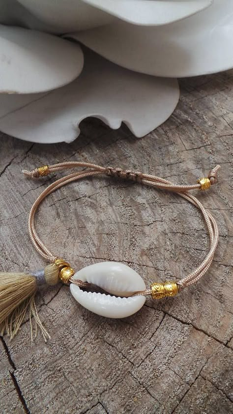 Diy Summer Bracelets, Jewellery Stacking, Cowrie Shell Bracelet, Cowrie Shell Jewelry, Festival Jewellery, Rings Beads, Bracelet Summer, Bracelet Macrame, Summer Bracelet