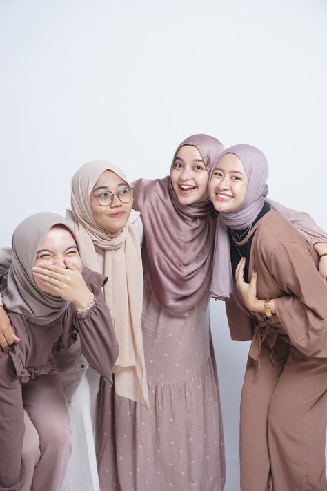 Self photo studio for 4 person in bekasi, galaxy. Photo Group Ideas, Group Photo Poses, Girls Sister, Studio Poses, Friend Pictures Poses, Group Ideas, Friend Poses Photography, Photo Grouping, Studio Photoshoot