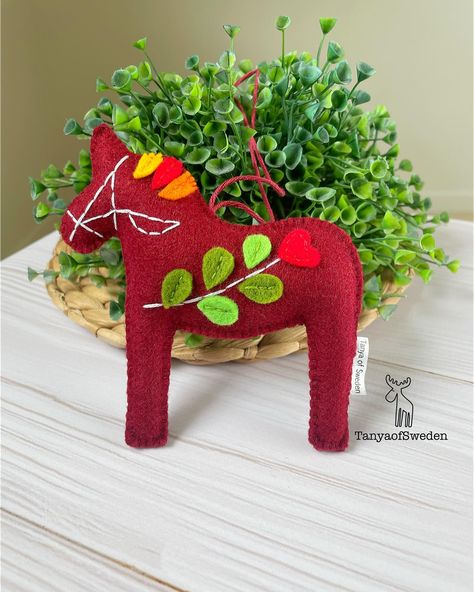 This Dala Horse went to its owner to Frankfurt in Germany. You can order your own Dala Horse in my Etsy shop, link in bio. I make horses in different colors from high quality felt. #tanyaofsweden #dalahorse #feltdalahorse #purplehorse #swedishdalahorse #dalahorseornament #dalahorsegift #swedishhome #horseornament #dalahäst #dalahästpresent #handgjordahästar #schwedenpferd #schwedenhaus #шведскаялошадка #лошадкаизфетра #etsyhandmade Felt Dala Horse, Dala Horse Pattern, Scandinavian Ornaments, Felt Horse, Tree Mirror, Felt Games, Swedish Dala Horse, Toy Horses, Horse Ornaments