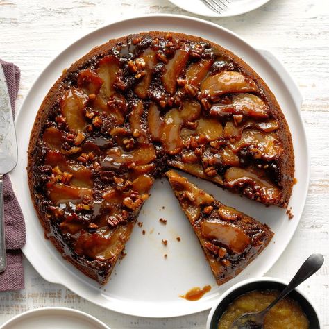 Apple Gingerbread Skillet Cake Gingerbread Cake Recipe, Skillet Cake, Thanksgiving Cakes, Skillet Recipes, Creative Cooking, Warm Cake, Cake Stuff, Gingerbread Recipe, Gingerbread Cake