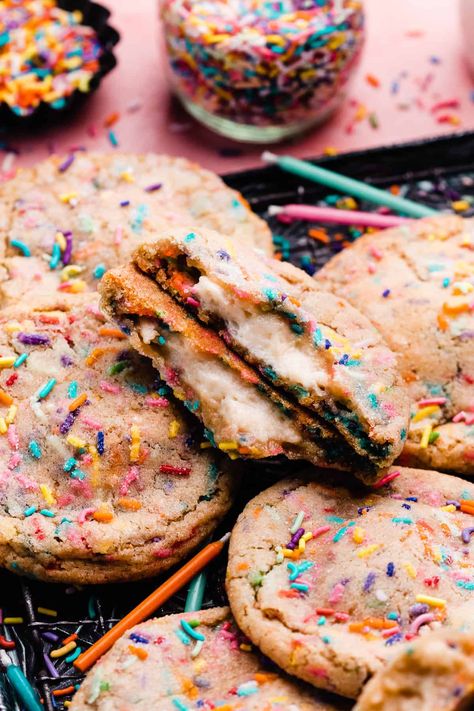 Funfetti Cookies taste like a birthday cake in cookie form! Soft & chewy funfetti cookies are loaded with colorful sprinkles and stuffed with a quick cheesecake filling that tastes just like a rich vanilla cake batter. These are far from ordinary sprinkle sugar cookies - they really do taste like funfetti birthday cake! Funfetti Sandwich Cookies, Sprinkle Sugar Cookies, Funfetti Birthday Cake, Quick Cheesecake, Funfetti Birthday, Cake Batter Cookies, Funfetti Cookies, Frozen Cheesecake, How To Make Cheesecake