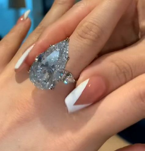 Rich People Wedding Rings, Diamond Rings Aesthetic, Diamond Ring Aesthetic, Big Diamond Wedding Rings, Big Diamond Ring, Big Diamond Rings, Ring Aesthetic, Big Wedding Rings, Big Engagement Rings