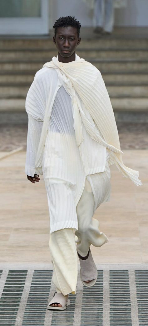 ⭐ HOMME PLISSÉ ISSEY MIYAKE SS25 Issey Miyake Plisse Men, Aesthetic Folder, Mini Portfolio, Issey Miyake Pleats, Issey Miyake Pleats Please, Issey Miyake Men, White Garden, Year 3, 2024 Trends