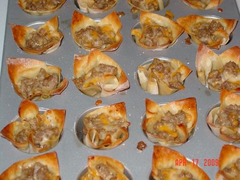 Sausage wontons I added a well drained can of rotel Sausage Stars, Cheese Wontons, Wonton Recipes, Easy Appetizers, Wonton Wrappers, Wontons, Football Food, Pork Sausage, Best Appetizers