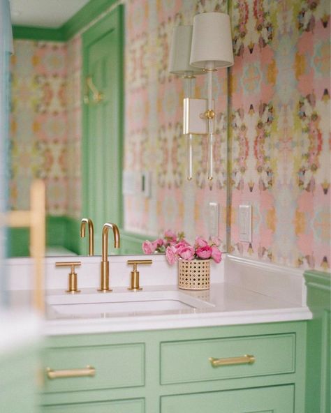 LauraPark | Laura Park Designs on Instagram: “Bold and refreshing 💚 ​​​​​​​​ ​�​​​​​​​ This color + pattern combo makes for the happiest of powder rooms. Our collection of wallpaper is…” Farmhouse Sink Light, Red Brick Colonial, Matte Black Kitchen Sink, Pink And Green Wallpaper, Gold Sconces, Modern Pantry, Laura Park, Matte Black Kitchen, Black Kitchen Sink