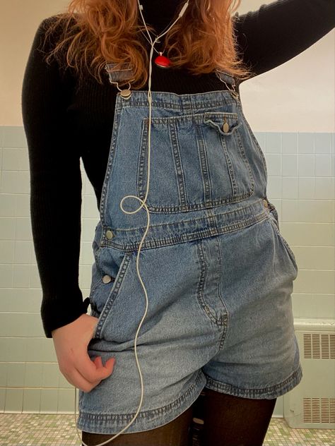 Overall-shorts w/ turtleneck & tights Overalls And Tights, Short Dungarees Outfit Winter, Short Overalls With Tights, Overall Shorts With Tights, Overalls With Tights, Dungarees Outfit Shorts, Dungarees Outfit Winter, Short Overalls Outfit, Grad Fits