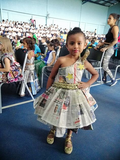 Environment Day Project, Kids Fashion Show Ideas, Recycled Fashion Diy, Recycle Dress, Recycle Fashion, Newspaper Fashion, Newspaper Dress, Recycled Outfits, Kids Fashion Show