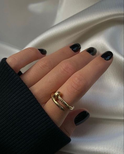 Cartier Nail Ring, Cartier Juste Un Clou, Dainty Gold Rings, Hand Wrist, Nail Ring, Classy Jewelry, Jewelry Photography, Gold Accessories, Cartier Ring