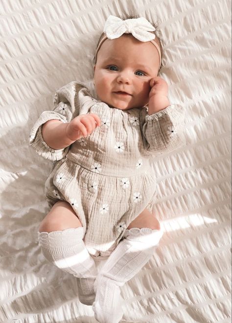 Newborn Girl Outfit Ideas, Cute Simple Maternity Outfits, Vintage Newborn Clothes, Newborn Baby Girl Outfits Summer, Baby Knee High Socks Outfit, Baby Girl Neutral Outfits, Cute Newborn Baby Girl Outfits, Baby Girl Newborn Outfits, Summer Newborn Outfits