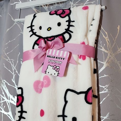 Hello Kitty Plush Throw Christmas 2023 Bnwt Fast Shipping!! Pink Hello Kitty Blanket, Hello Kitty Christmas Blanket, Hello Kitty Christmas Decorations, Sanrio Bedding, Hello Kitty Funny, Christmas Wishlist Ideas, Pastel Goth Decor, Hello Kitty Room Decor, Hello Kitty Blanket