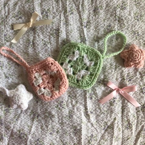 Crochet Airpods Case, Crochet Airpods, Crochet Queen, Crochet Blanket Designs, Crochet Goodies, Crochet Stitches For Beginners, Crochet Stuff, Airpods Case, Crochet Bag Pattern