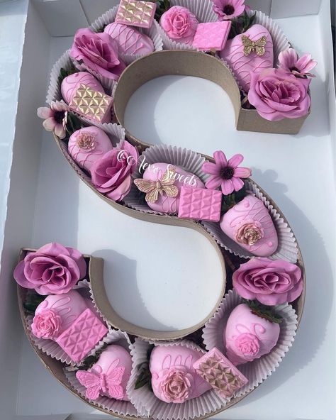 Letter Boxes With Strawberries, Letter Strawberry Boxes, Strawberry Letter Box Ideas, Letter Box Ideas, Bday Gifts For Mom, Pink Snacks, Strawberry Box, Graduation Party Desserts, Strawberry Donuts